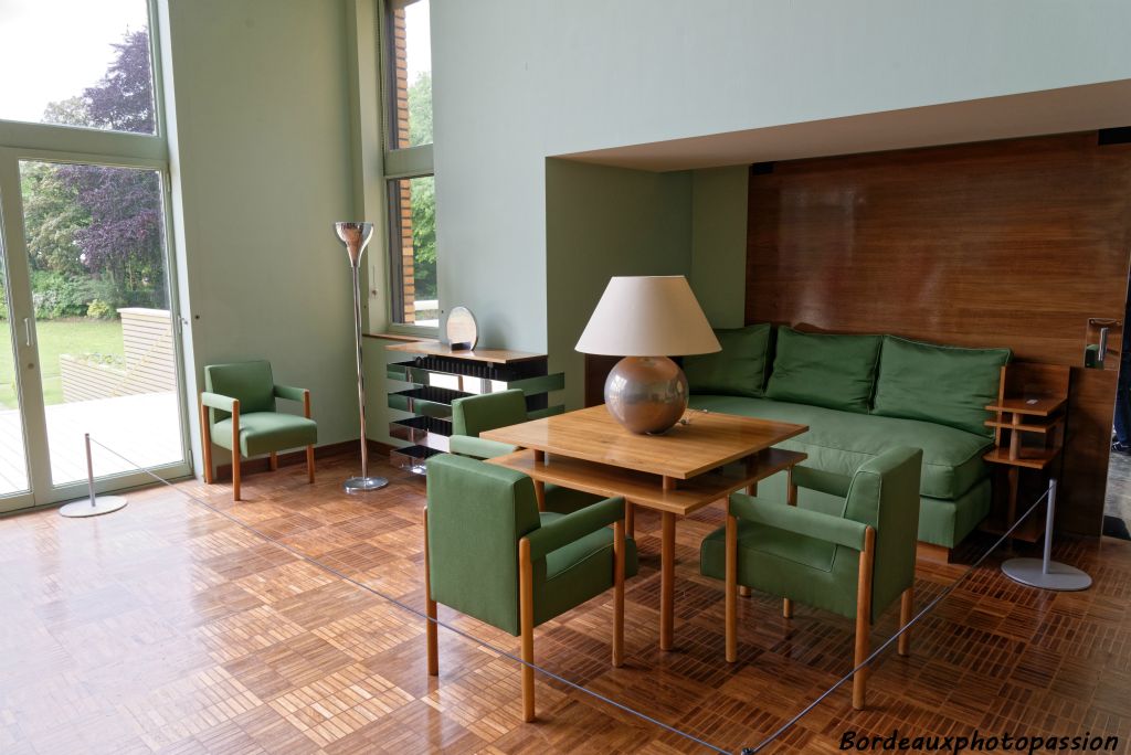 Le hall-salon possède aussi un coin repos vert dessiné par l'architecte lui-même.